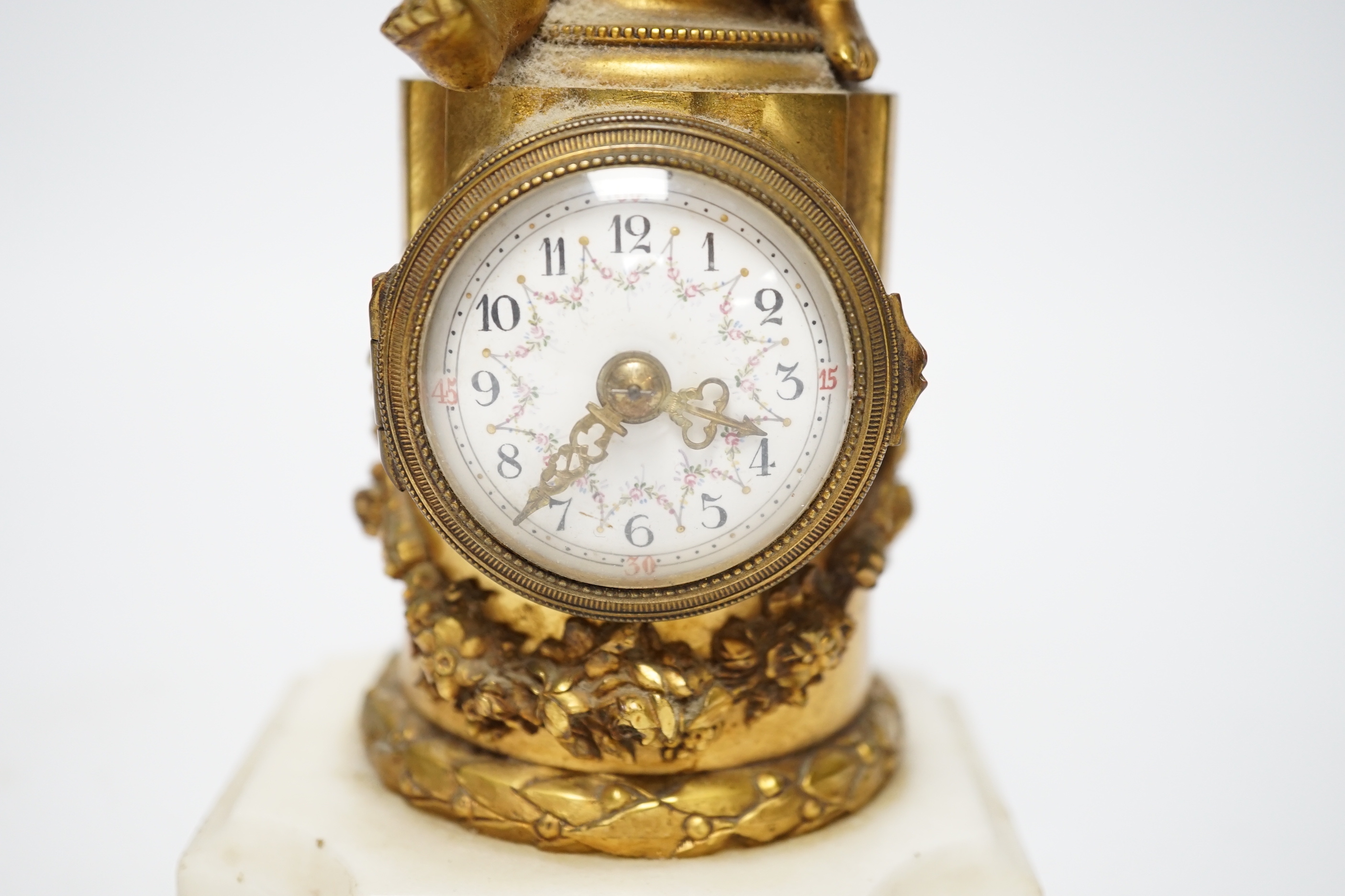 An early 20th century French ormolu and marble putto mantel timepiece, 21cm